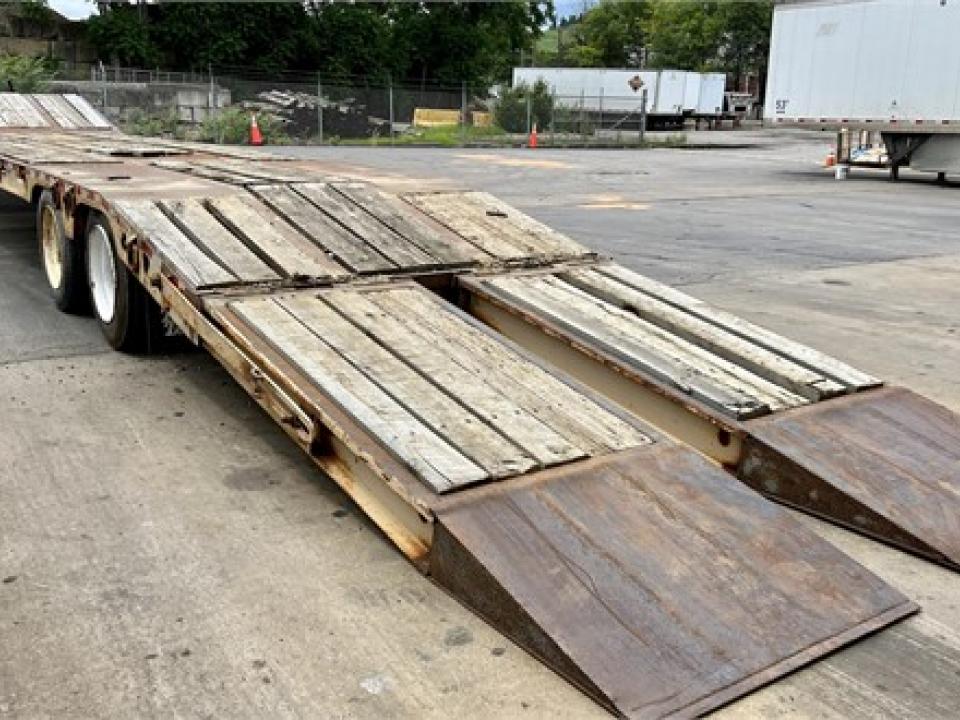 Used 2001 TRAIL KING FIXED NECK LOWBOY W/ HYDRAULIC RAMPS For Sale in Pittsburgh, PA 15225